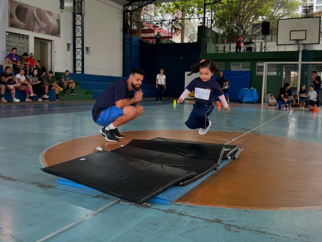 Instagram post from colegioclip. This post is in position 6.