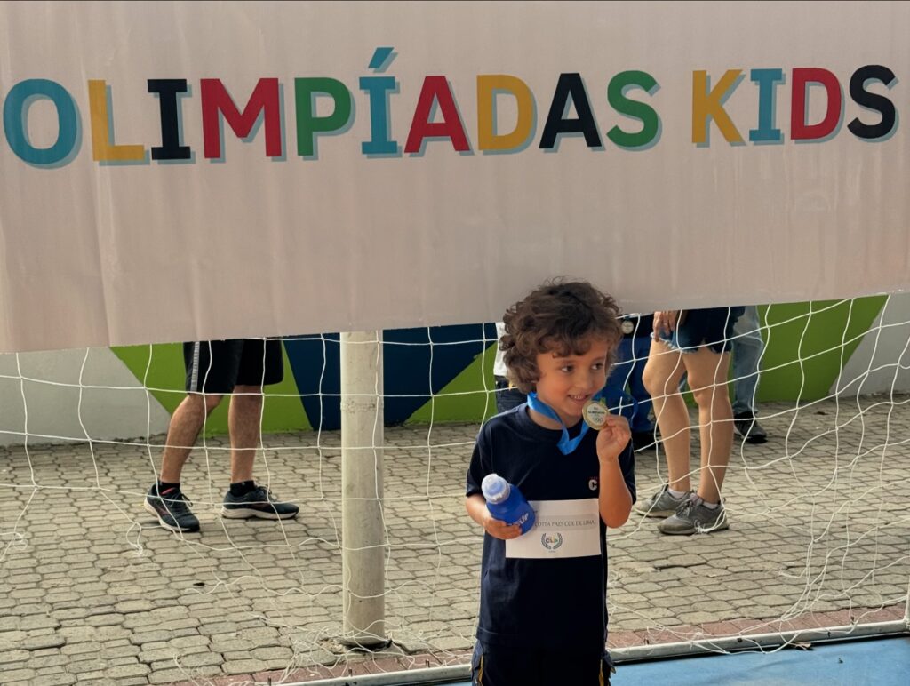 Instagram post from colegioclip. This post is in position 8.